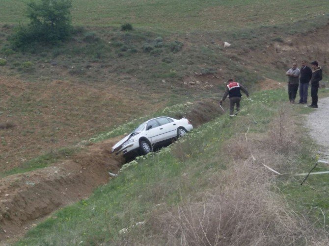 Çorum'da Bir Otomobil Şarampole Uçtu