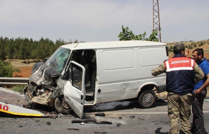 Şanlıurfa’da 3 Araç Birbirine Girdi