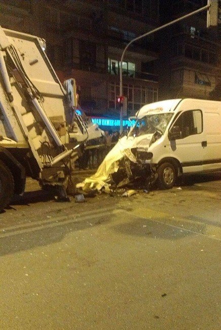 İzmir'de Minibüs Çöp Konteynerine Çarptı