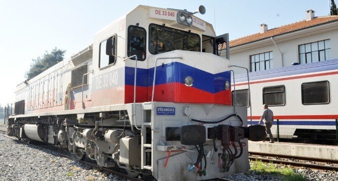 Manisa'da Bir Kamyonet Trenle Çarpıştı