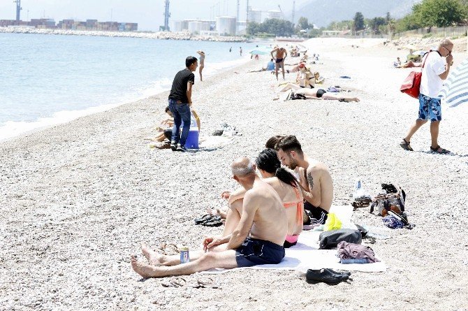 Antalya'da Vatandaş Soluğu Konyaaltı Plajı'nda Alıyor