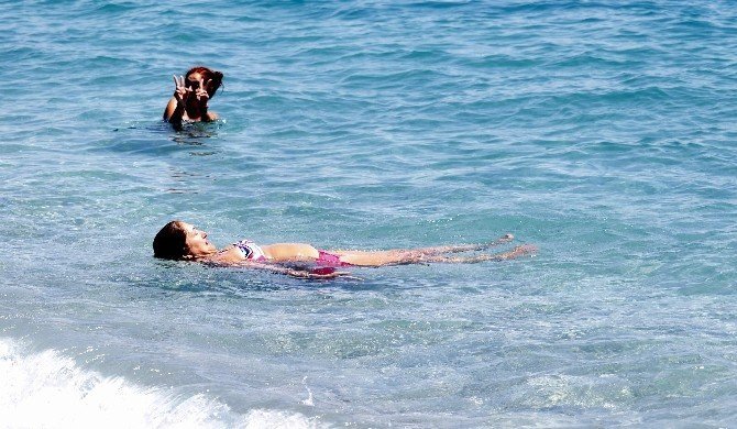 Antalya'da Vatandaş Soluğu Konyaaltı Plajı'nda Alıyor