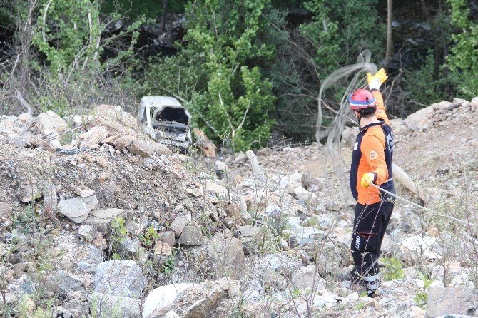 Bursa'da Otomobil Virajı Alamadı 50 Metrelik Uçuruma Yuvarlandı