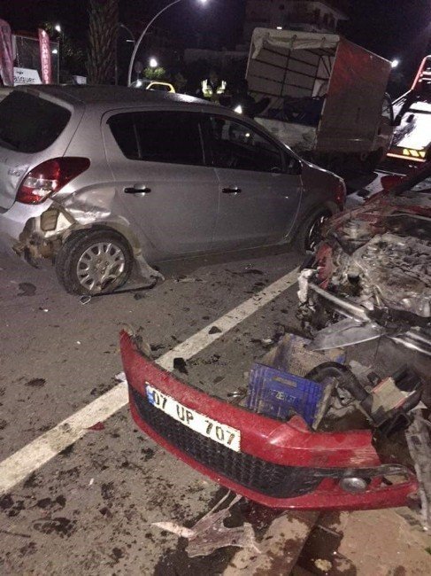 Gazipaşa'da 3 Araç Birbirine Girdi: 1 Ölü, 4 Yaralı