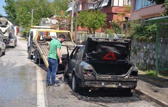 Sapanca'da Bir Otomobil Seyir Halindeyken Alev Aldı
