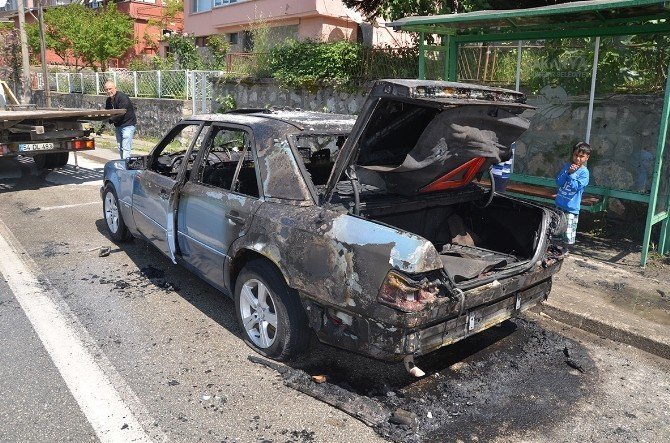 Sapanca'da Bir Otomobil Seyir Halindeyken Alev Aldı