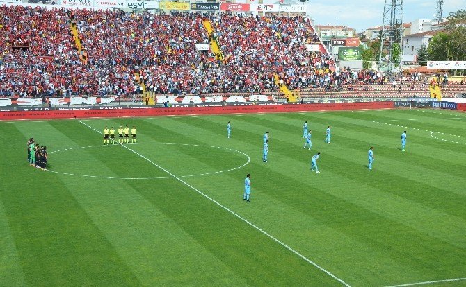 Trabzonsporlu Futbolcular Hakeme Arkalarını Döndü