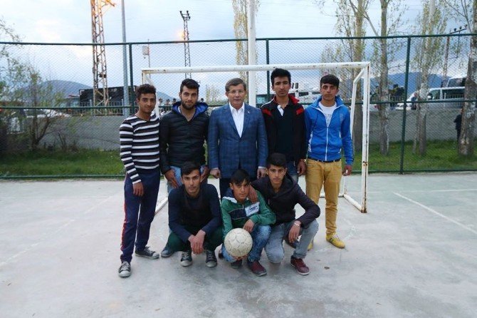 Başbakan Davutoğlu Çocuklarla Futbol Oynadı