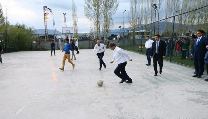 Başbakan Davutoğlu Çocuklarla Futbol Oynadı