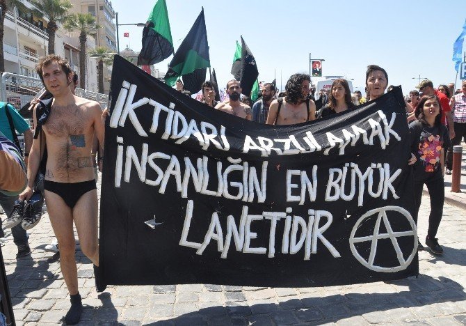 İzmir’de Çıplak Protesto