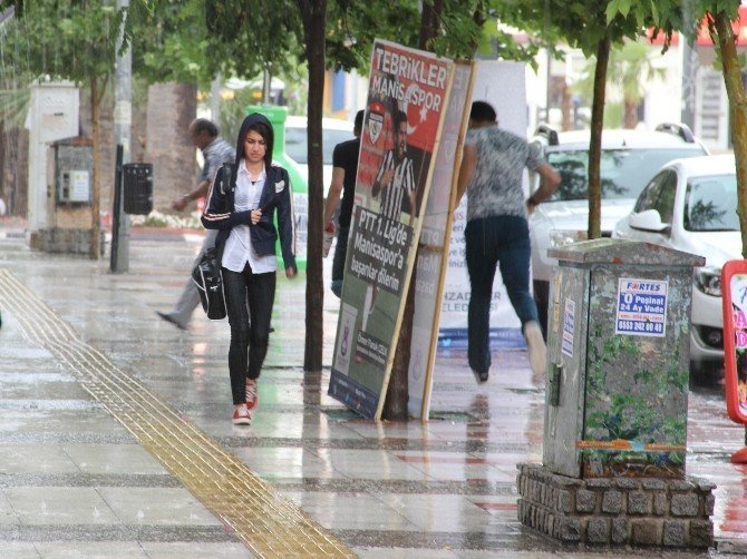 Manisa'da Şiddetli Yağmur Zor Anlar Yaşattı