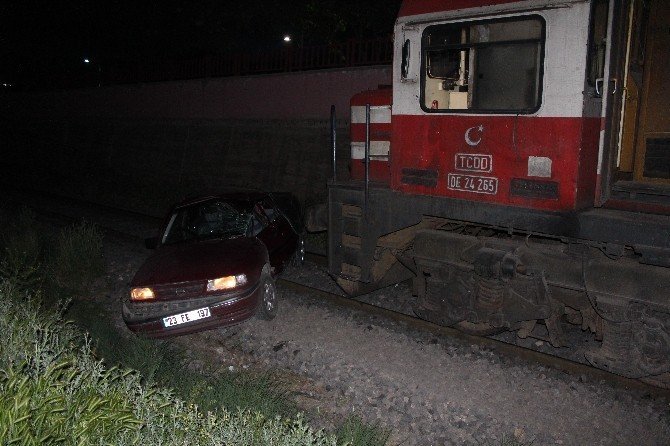Tren Çarptığı Otomobili 100 Metre Sürükledi