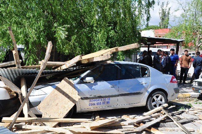 Elbistan'da Şiddetli Rüzgar Maddi Zarara Neden Oldu