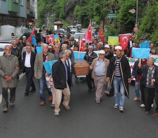 Yağmur Yağınca Tabutu Dereye Attılar