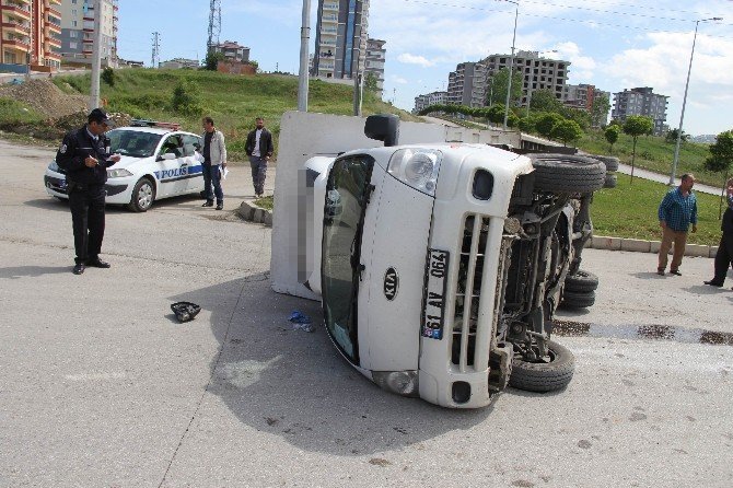 Samsun'da Bir Otomobil Kamyonet'e Çarptı