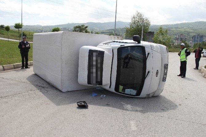 Samsun'da Bir Otomobil Kamyonet'e Çarptı