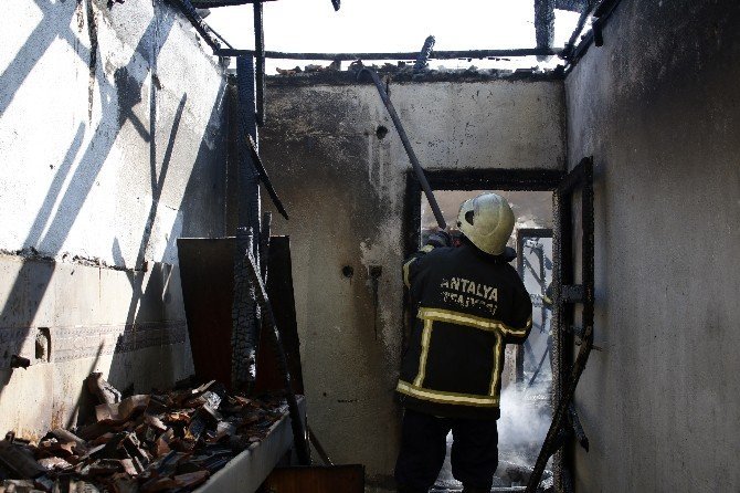 Antalya'da Gecekonduda Çıkan Yangın Panikletti