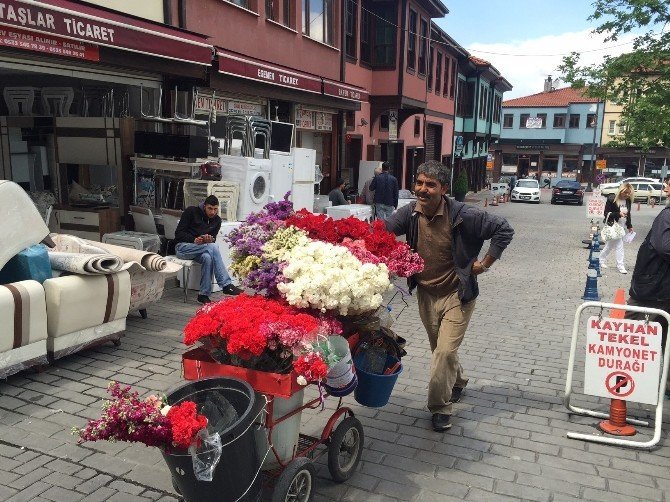 Bursa'da Seyyar Çiçek Satıcısı Sokaklara Neşe Dağıtıyor
