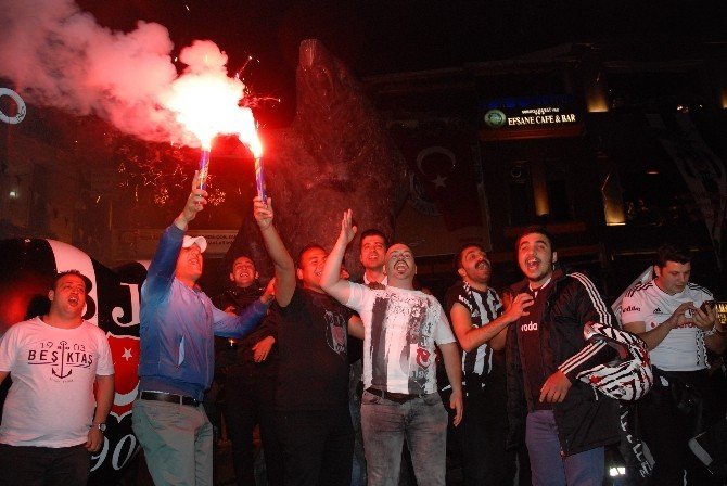 Beşiktaş Taraftarı Şampiyonluk Kutlamalarına Başladı