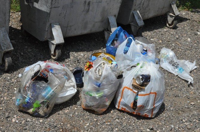 Bursa'da Bisiklet Grubu Üyeleri Çöp Topladı