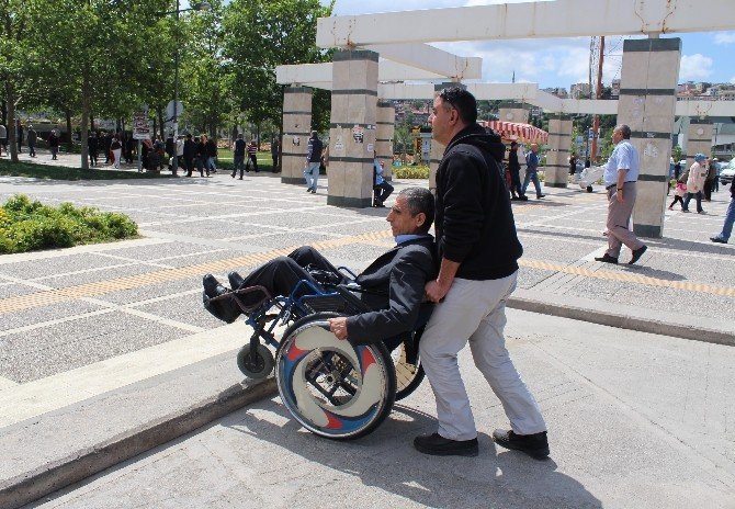 Biri Görme Engelli Diğeri Bedensel Engelli