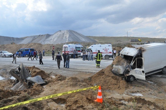 Konya'da Feci Kaza: 2 Ölü,1 Yaralı