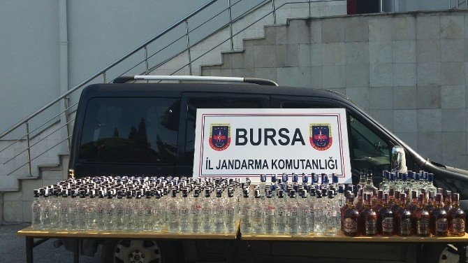 Bursa'da Durdurulan Minibüste 335 Şişe Kaçak İçki Ele Geçirildi