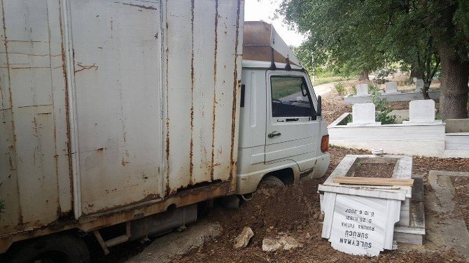 Çanakkale'de Bir Kamyonet Mezarlığa Girdi