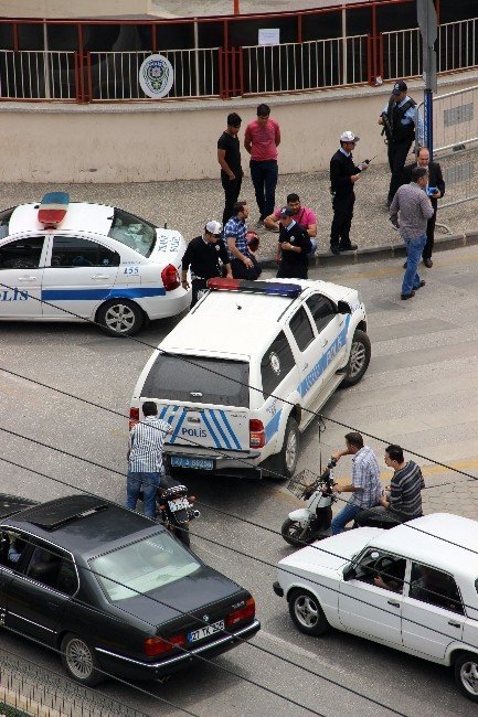 Gaziantep'te Motosiklet Polis Aracına Çarptı
