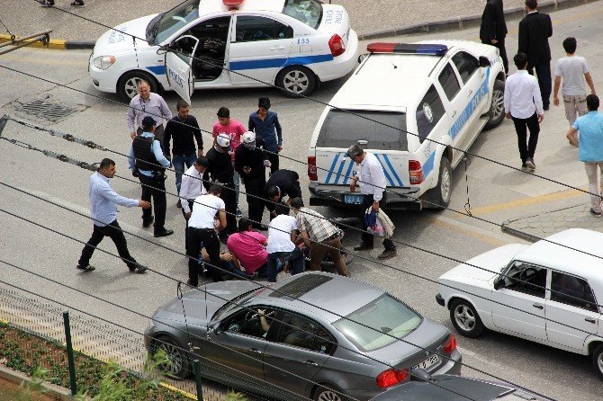 Gaziantep'te Motosiklet Polis Aracına Çarptı