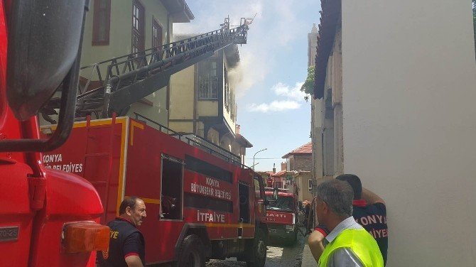 Konya'da Tarihi Sokakta Çıkan Ev Yangını Panikletti