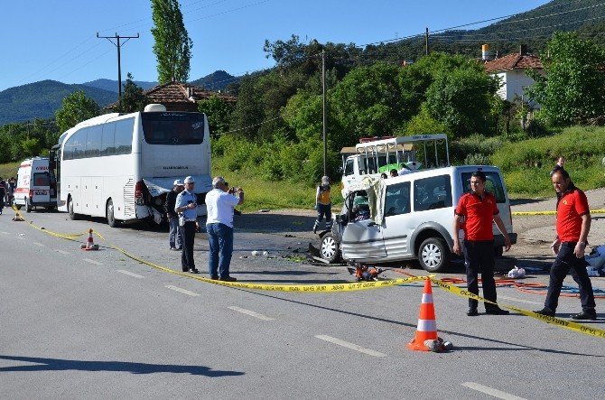 Osmancık'ta Otomobil,Yolcu Otobüsüne Çarptı