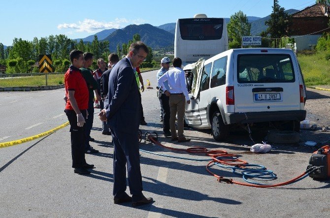 Osmancık'ta Otomobil,Yolcu Otobüsüne Çarptı
