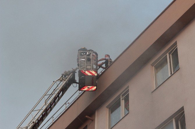 Ümraniye'de İş Merkezinde Yangın Çıktı