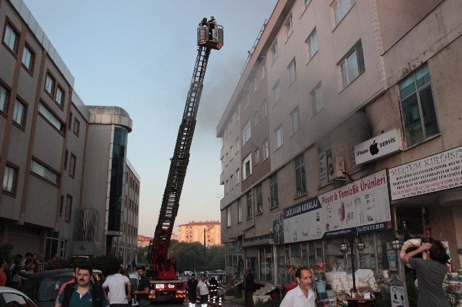 Ümraniye'de İş Merkezinde Yangın Çıktı