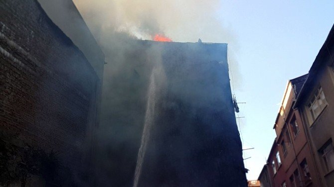 Beyoğlu'nda Tahta Deposunda Yangın Çıktı