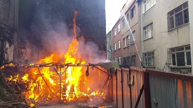 Beyoğlu'nda Tahta Deposunda Yangın Çıktı