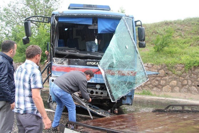 Vezirköprü'de Cezaevi Aracı Kaza Yaptı: 10 Yaralı