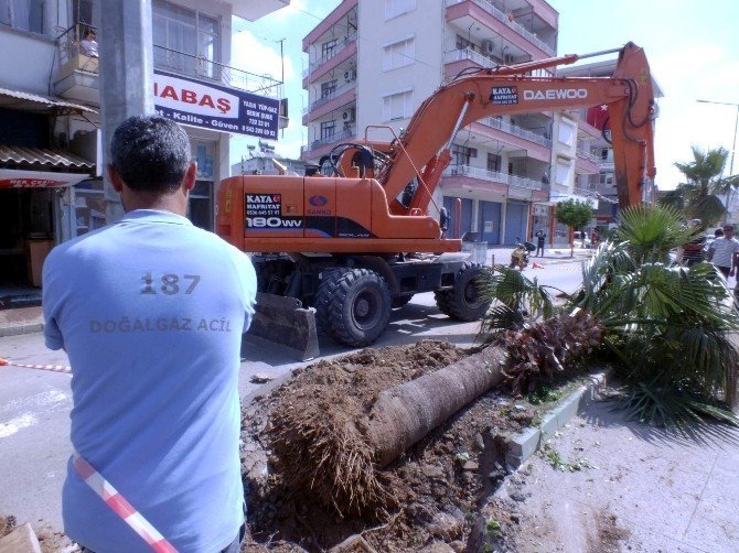 Antalya'da İş Makinesinin Doğalgaz Borusu Patladı