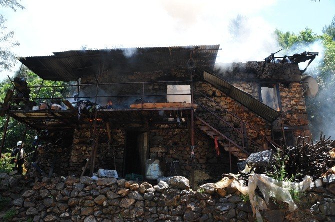 Alanya'da Taş Ev Alevler İçinde Kül Oldu
