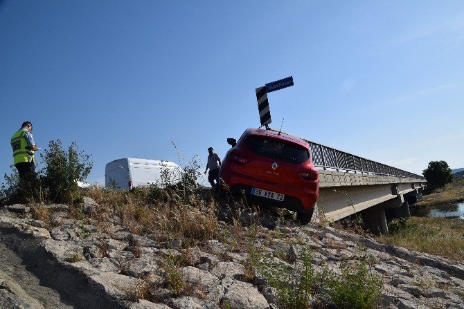 İzmir'de Otomobil Köprüde Asılı Kaldı