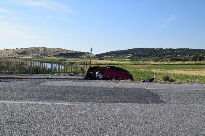 İzmir'de Otomobil Köprüde Asılı Kaldı