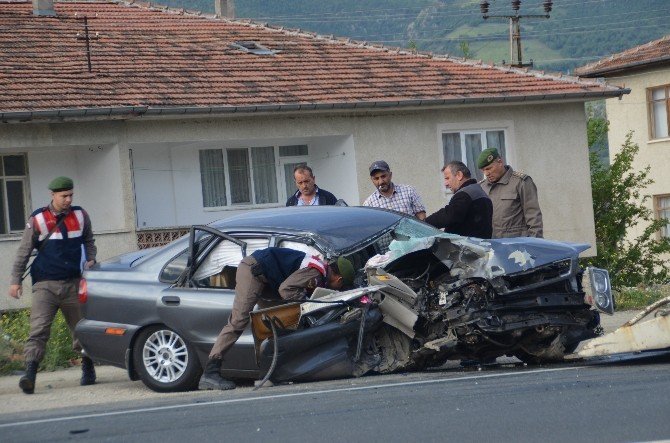 Kastamonu'da Bir Otomobil Tır’a Çarptı: 2 Ölü, 2 Ağır Yaralı