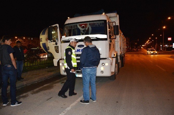 Samsun'da Bir Kamyon Mobilete Çarptı: 2 Yaralı