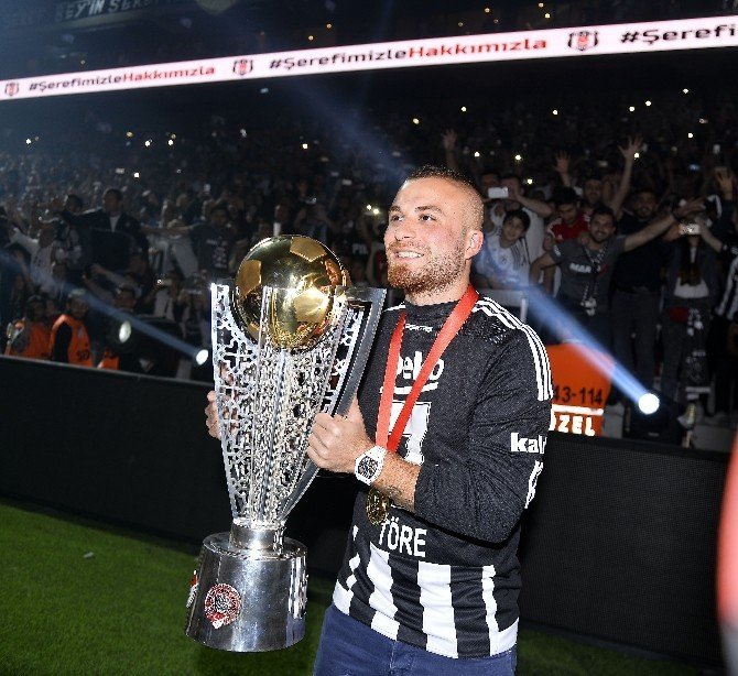 Beşiktaş Vodafone Arena'da Şampiyonluk Kupasını Kaldırdı