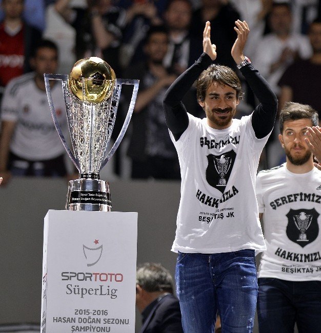 Beşiktaş Vodafone Arena'da Şampiyonluk Kupasını Kaldırdı