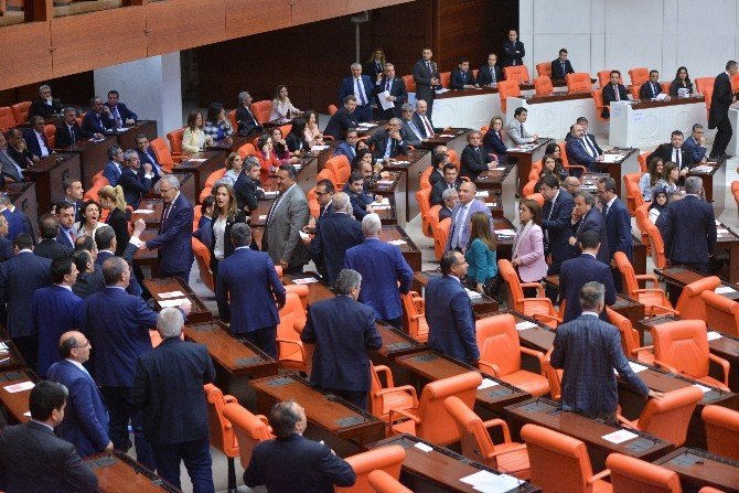 CHP'li Vekiller Dokunulmazlık Oylamasını Terketti