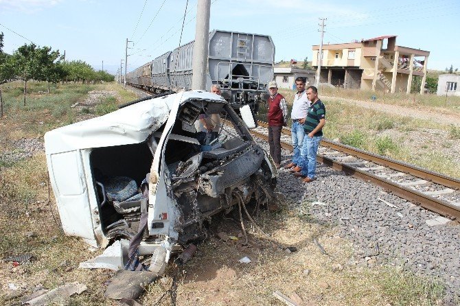 Yük Treninin Kamyonu Biçtiği Kazayı Burnu Kanamadan Atlattı