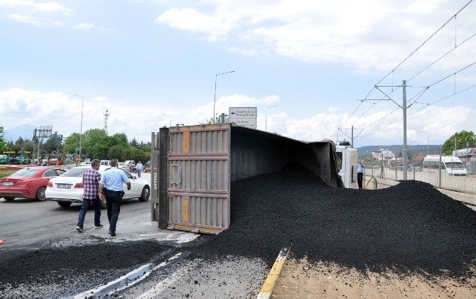 Antalya'da Kömür Yüklü Hafriyat Kamyonu Yan Yattı