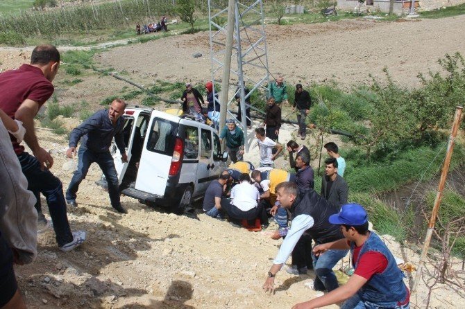 Karaman’da Kamyonet İle Hafif Ticari Araç Çarpıştı: 11 Yaralı